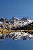 Kalkkögel spiegeln sich in Bergsee, Salfains, Stubai, Stubaier Alpen, Tirol, Österreich