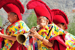 Mönche spielen auf Blasinstrumenten, Klosterfest, Phyang, Leh, Industal, Ladakh, Jammu und Kashmir, Indien