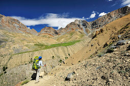 Wanderin nähert sich Gongma, Großer Zanskar Trek, Zanskargebirge, Zanskar, Ladakh, Jammu und Kashmir, Indien