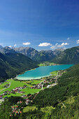 Blick auf den Achensee mit Karwendel und Rofangebirge, Tirol, Österreich
