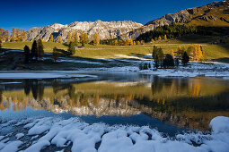 Spiegelung der Berge im See, Palpuogasee, Bergün, Graubünden, Schweiz