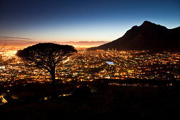 Blick von der Signal Hill Road auf das nächtliche Kapstadt, Kapstadt, Westkap, Südafrika