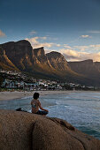 Abendstimmung in Camps Bay mit Blick auf die Twelve Apostels, Kapstadt, Westkap, Südafrika, RSA, Afrika
