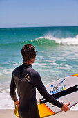 Surfer am Strand von Camps Bay, Kapstadt, Westkap, Südafrika, RSA, Afrika
