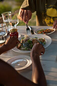 Mann und Frau beim Essen eines Brotsalates, Camps Bay, Kapstadt, Südafrika, RSA, Afrika