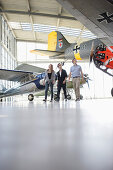 Studenten im Flugwerft Oberschleißheim, Deutsches Museum, Oberschleißheim, München, Bayern, Deutschland 2015