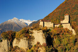 Schloss Tirol mit herbstlich verfärbten Bergen und Texelgruppe im Hintergrund, Schloss Tirol, Meran, Südtirol, Italien, Europa