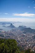 Blick vom Berg Corcovado auf die Stadt mit Zuckerhut, Rio de Janeiro, Rio de Janeiro, Brasilien, Südamerika