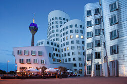 Restaurantterrasse, Gehry Gebäude und Rheinturm am Abend, Neuer Zollhof, Medienhafen, Düsseldorf, Rhein, Nordrhein-Westfalen, Deutschland, Europa