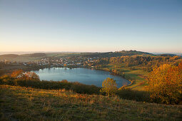 Schalkenmehrener Maar im Sonnenlicht, bei Daun, Eifel, Rheinland-Pfalz, Deutschland, Europa