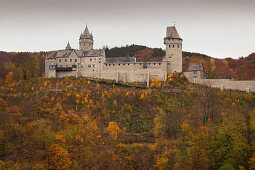 Blick auf Burg Altena auf einem Bergsporn, Sauerland, Nordrhein-Westfalen, Deutschland, Europa