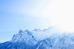 Verschneite Hänge und Gipfel der Westlichen Karwendelspitze bei Sonnenaufgang, Nationalpark Karwendel, Mittenwald, Bayern, Deutschland