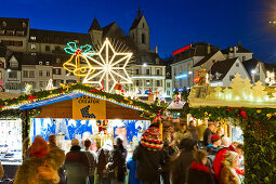 Weihnachtsmarkt mit Weihnachtsbeleuchtung, Basel, Schweiz
