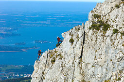 Bergsteiger am Staffelstein, Kampenwand, Chiemsee im Hintergrund, Chiemgau, Oberbayern, Bayern, Deutschland