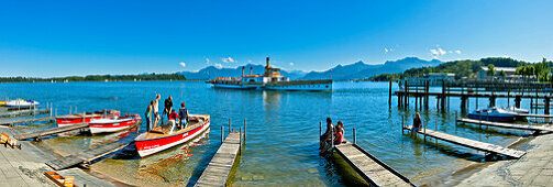 Schaufelraddampfer Ludwig Fessler fährt in Hafen ein, Prien, Chiemgau, Oberbayern, Bayern, Deutschland