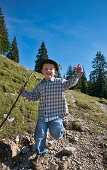 Junge läuft bergab, Hofbauern-Alm, Kampenwand, Chiemgau, Oberbayern, Bayern, Deutschland
