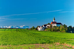 Kloster Andechs, Wettersteingebirge mit Zugspitze und Alpspitze im Hintergrund, Oberbayern, Bayern, Deutschland