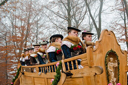 Frauen in Tracht auf einem dekorierten Pferdewagen, Leonhardiritt, Bad Tölz, Oberbayern, Bayern, Deutschland