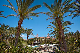 Menschen am Pool des Grand Hotel Costa, Meloneras, Maspalomas, Gran Canaria, Kanarische Inseln, Spanien, Europa