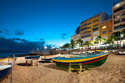 Boote am Strand am Abend, Playa de las Canteras, Las Palmas, Gran Canaria, Kanarische Inseln, Spanien, Europa