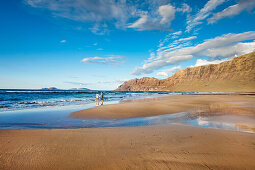 Beach Playa de Famara, mountain range Risco de Famara, Lanzarote, Canary Islands, Spain, Europe