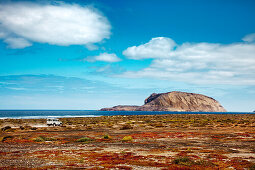 Blick von der Insel La Graciosa auf vorgelagerte Inseln, Lanzarote, Kanarische Inseln, Spanien, Europa