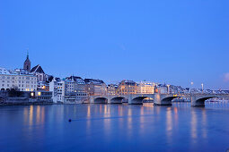 Basel beleuchtet mit Rhein im Vordergrund, Basel, Schweiz