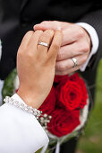 Mann und Frau zeigen ihre Eheringe, Hochzeit, Leipzig, Sachsen, Deutschland