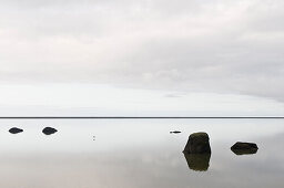 Stilles Wasser der Lagune bei Skogar, Island, Skandinavien