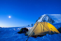 Zelt unter Mont Blanc du Tacul, Mond und Sterne bei Morgendämmerung, Chamonix-Mont-Blanc, Frankreich
