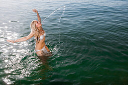 Junge Frau badet im Starnberger See, Bayern, Deutschland