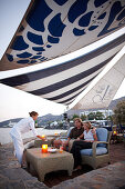 Paar in der Veghera Bar am Abend, Elounda Beach Resort, Elounda, Agios Nikolaos, Kreta, Griechenland