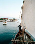 Dhow Kreuzfahrt abends vor Forodhani Strand, hinten Serena Inn Hotel an Westspitze der Stone Town, Sansibar, Tansania, Ostafrika