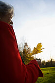 Rentnerin geniesst einen Herbsttag in den Isarauen, München, Oberbayern, Bayern, Deutschland, Europa