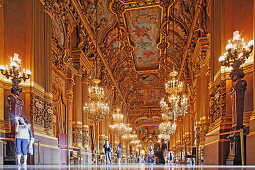 Menschen im Grand Foyer der Opera Garnier, Paris, Frankreich, Europa
