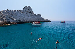 Menschen baden an der Chiaia di Luna, Insel Ponza, Pontinische Inseln, Latium, Italien, Europa