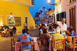 Menschen in der Trattoria à la Taverna da Severo am Abend, Insel Ponza, Pontinische Inseln, Latium, Italien, Europa