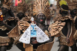 Eine Frau mit Santo Nino Puppe, Ati Atihan Festival, Ibajay, Provinz Aklan, Visayas, Philippinen