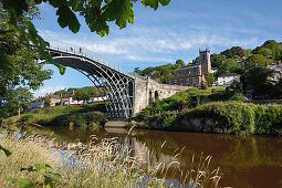 The Iron Bridge at Coalbrookdale above the river Severn, Ironbridge Gorge, Telford, Shropshire, England, Great Britain, Europe