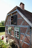 Vater mit Söhnen beim Heu einbringen, Haus Strauss, Bauernkate in Klein Thurow, Roggendorf, Mecklenburg-Vorpommern, Deutschland