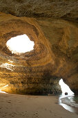 Felsformation mit Höhle an der Praia de Benagil, Algarve, Portugal, Europa