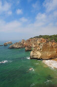 Nebel und Wolken am Klippenweg der Praia do Vau im Anschluss an die Praia da Rocha, Algarve, Portugal, Europa