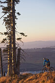 Mountainbiker fährt auf einem Wanderweg in den Alpen, Alpspitz, Bayern, Deutschland, Europa