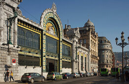 Blick auf die Fassade des Bahnhofgebäudes, Bilbao, Provinz Bizkaia, Baskenland, Euskadi, Nordspanien, Spanien, Europa