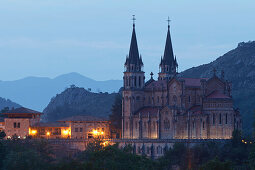 Basilica de Santa Maria la Real am Abend, Basilika aus dem 19.Jhd, Covadonga, Picos de Europa, Provinz Asturias, Principado de Asturias, Asturien, Nordspanien, Spanien, Europa