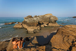 Paar, Playa de Catedrales, Praia das Catedrais, Strand der Kathedralen, Felseformationen, Strand, Küste, Atlantik, bei Ribadeo, Camino de la Costa, Küstenweg, Camino del Norte, Jakobsweg, Camino de Santiago, Pilgerweg, Provinz Lugo, Galicien, Nordspanien,