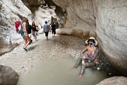 Frau in Schlammbad in der Schlucht von Saklikent bei Tlos und Fethiye, Klamm, lykische Küste, Mittelmeer, Türkei