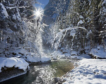 Verschneiter Radmerbach im Sonnenlicht, Rotmoos, Steiermark, Österreich, Europa