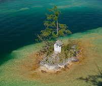 Ochsenkreuz, island with shrine at lake Wolfgangsee, Salzburg, Austria, Europe