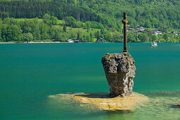 Kreuzstein, rock with cross at the banks of lake Mondsee, Upper Austria, Austria, Europe
